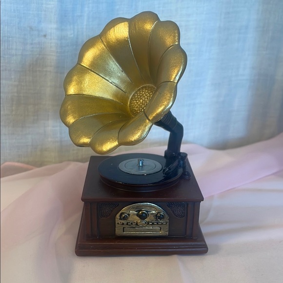 Vintage Style Gold Gramophone Decor - Picture 1 of 1